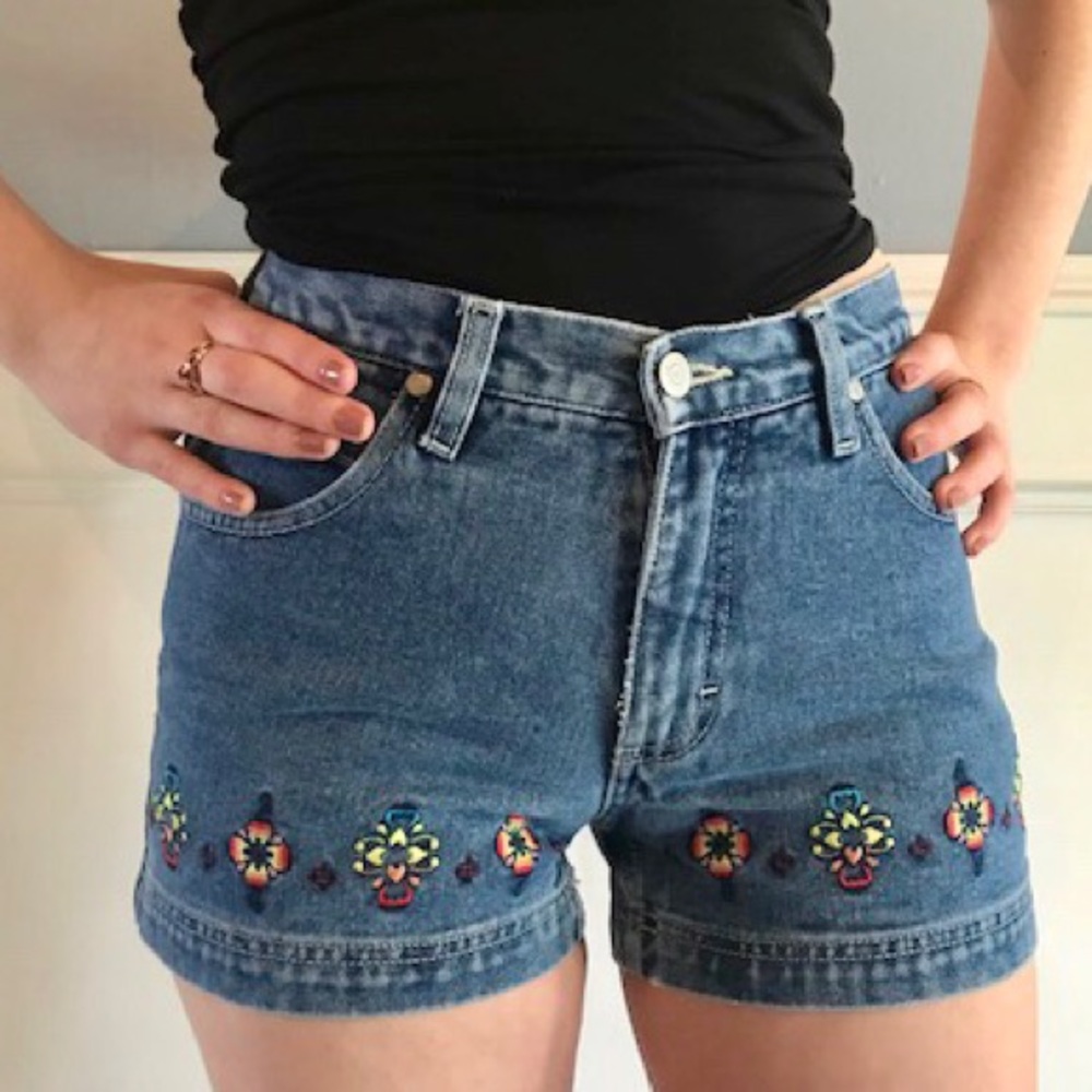 Adorable, rainbow embroidery denim shorts!🌈🌈🌈